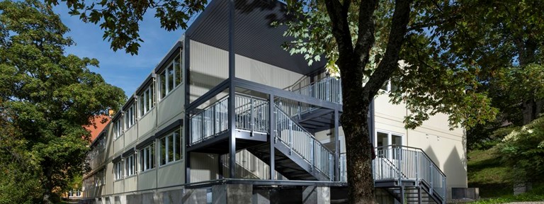 Zweigeschossiges Schulgebäude mit Außentreppe in Modulbauweise Losberger Modular Systems