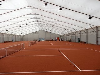 Court de tennis couvert par un bâtiment métallo-textile